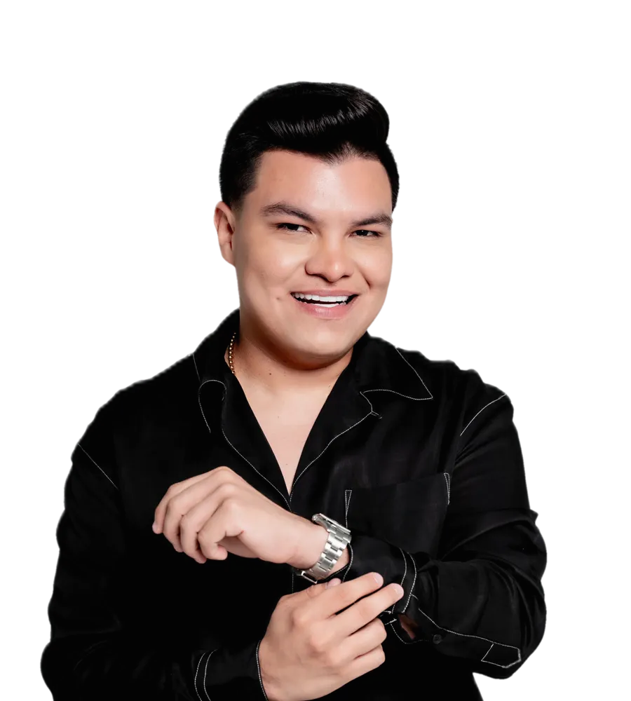 Óscar Gamarra sonriendo, ajustándose el reloj