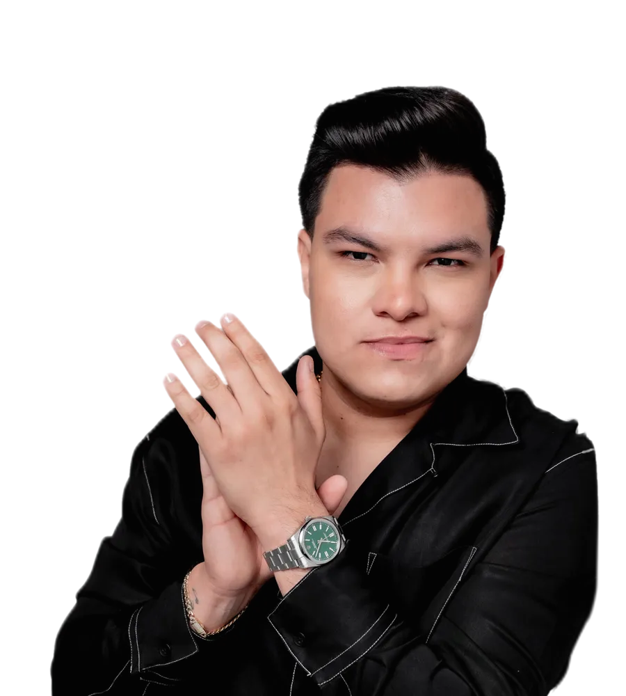 Óscar Gamarra con las manos juntas, retrato de estudio