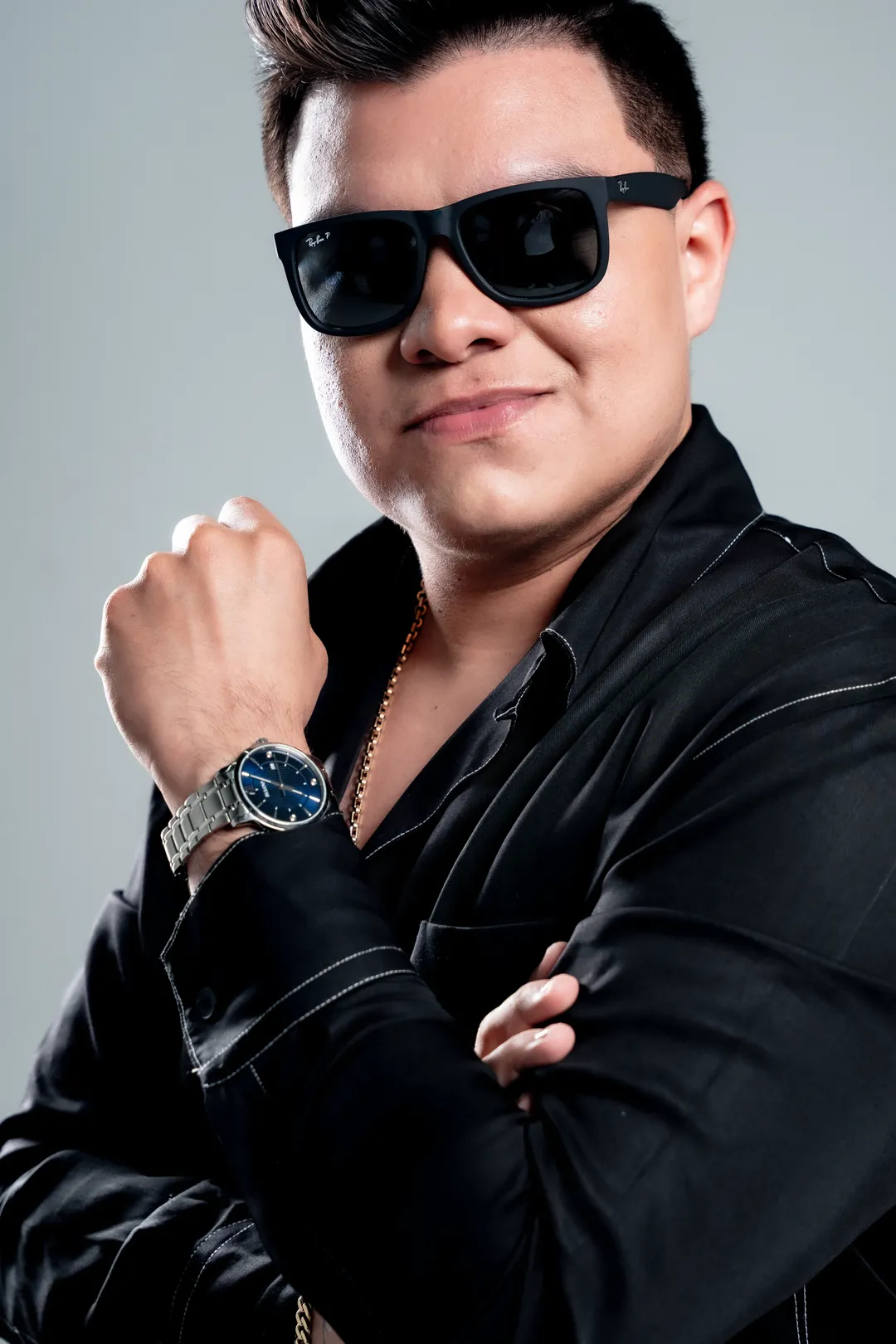 Óscar Gamarra con gafas oscuras, retrato de estudio