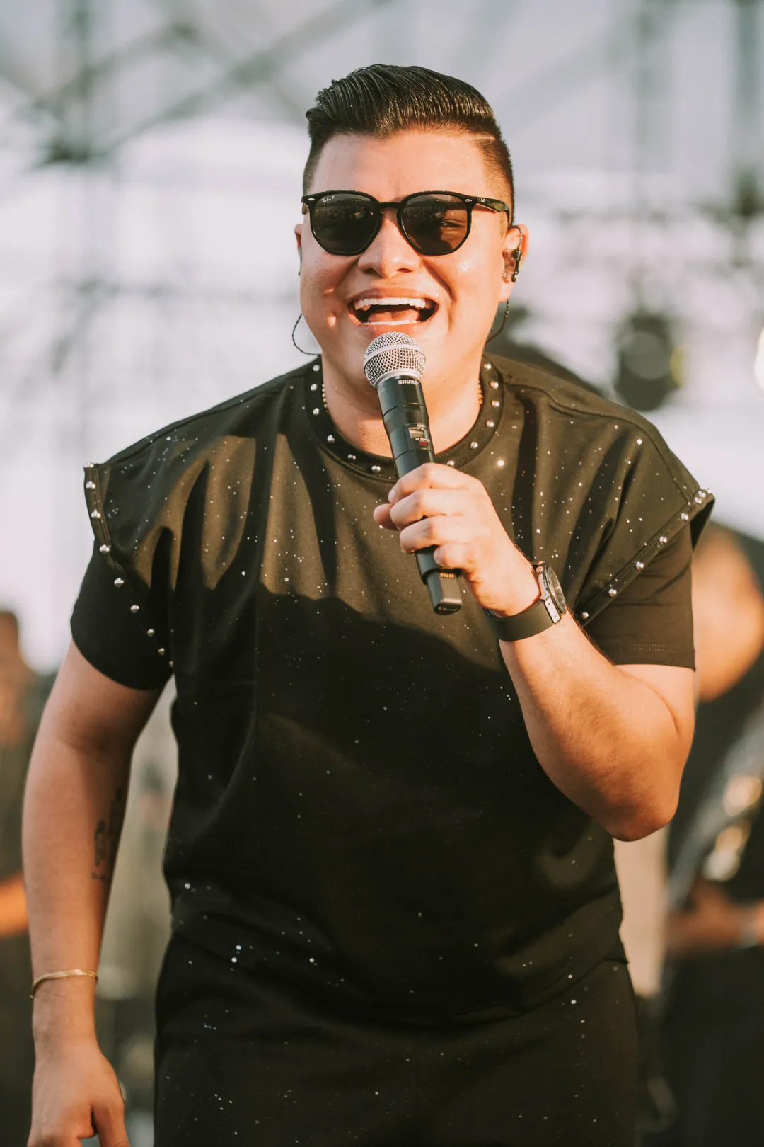 Óscar Gamarra sonriendo con el micrófono
