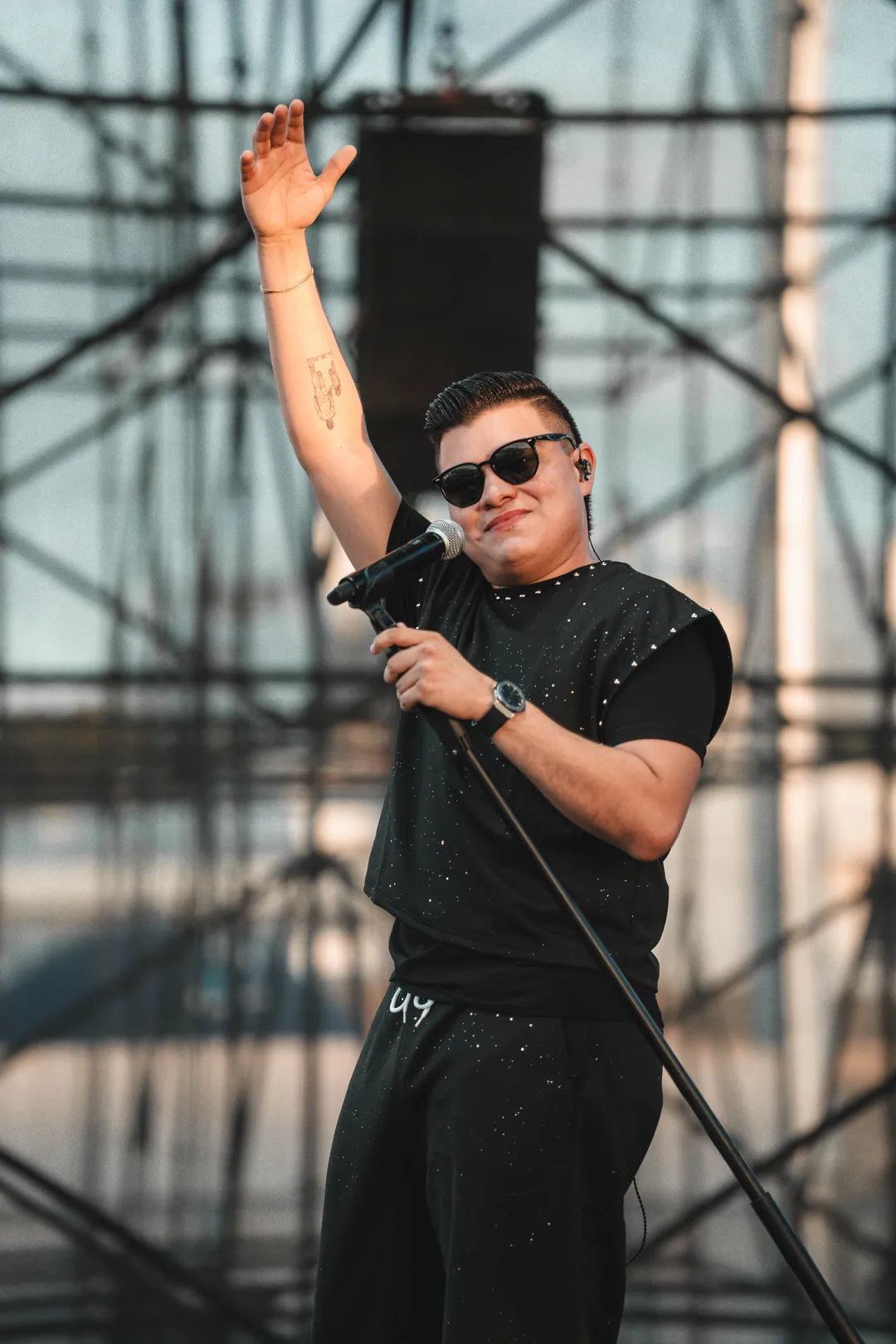 Óscar Gamarra con el brazo levantado en festival