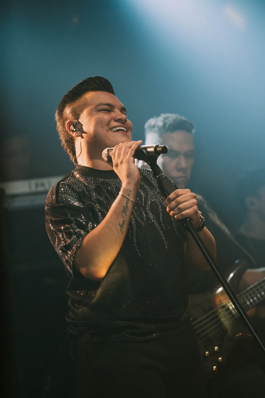 Óscar Gamarra cantando con luz azul