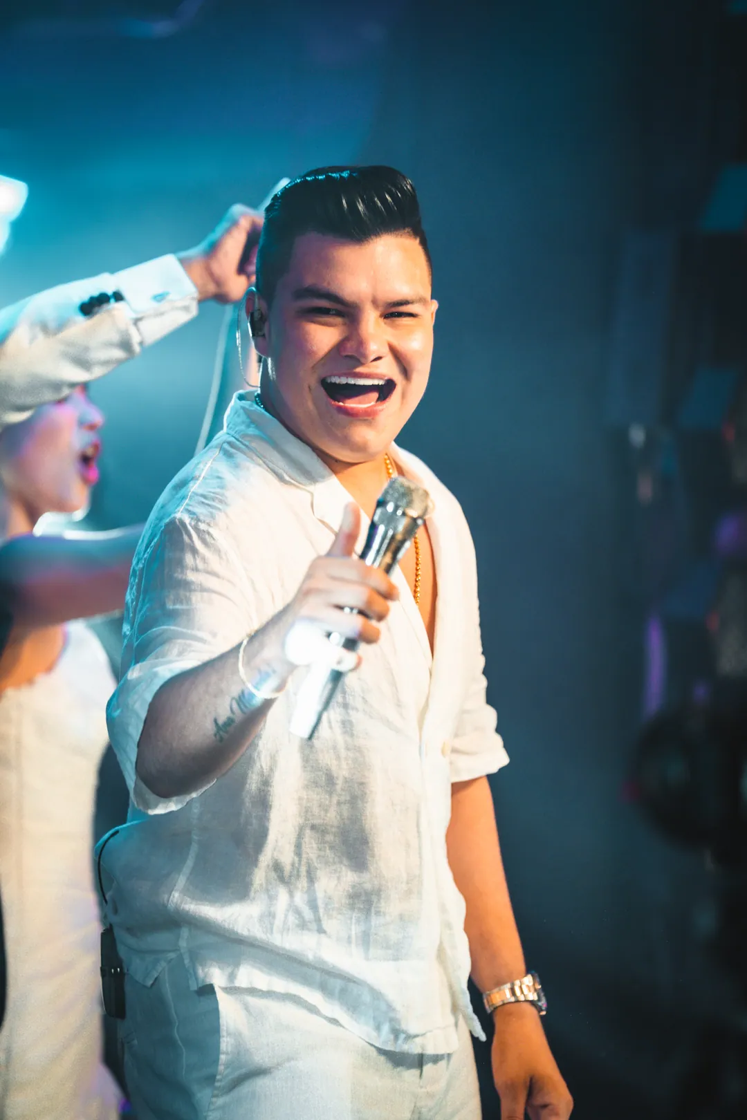 Óscar Gamarra cantando en vivo