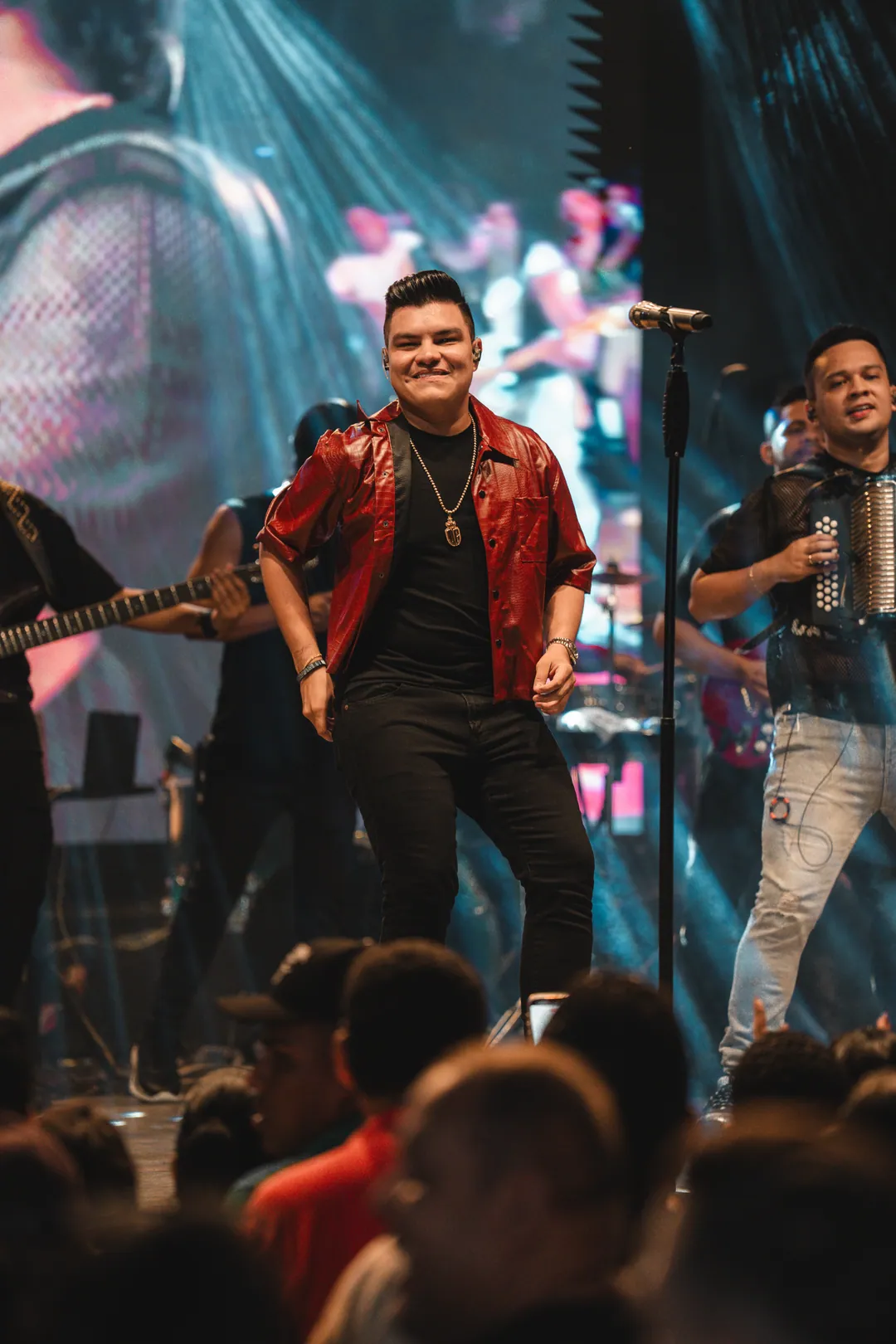 Óscar Gamarra con chaqueta roja en concierto