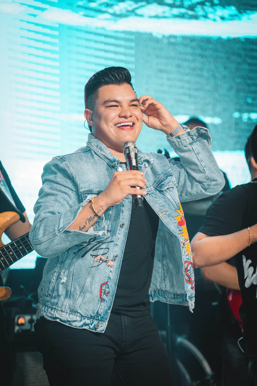 Óscar Gamarra riendo en tarima